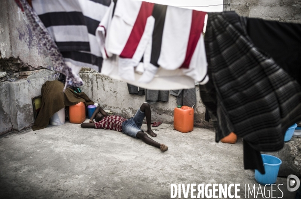 Familles deplacees au rex, ayant fui les violences des gangs.