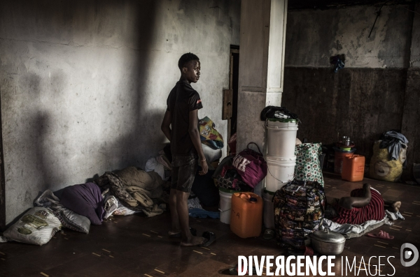 Familles deplacees au rex, ayant fui les violences des gangs.