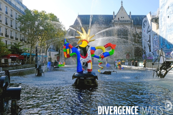 Aprés 18 mois de travaux ,les 16 sculptures de la fontaine Stravinky sont de retour dans leur bassin