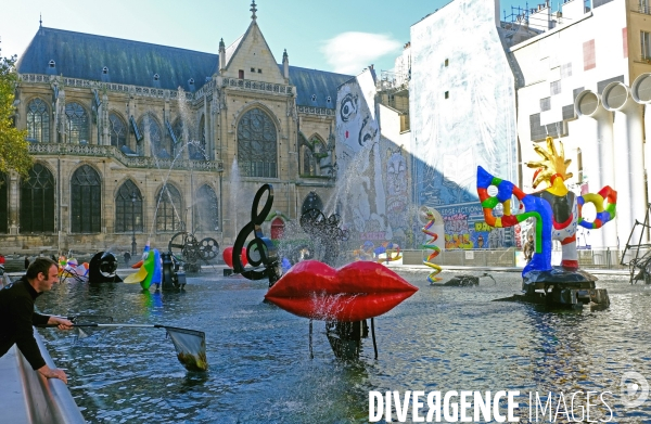Aprés 18 mois de travaux ,les 16 sculptures de la fontaine Stravinky sont de retour dans leur bassin
