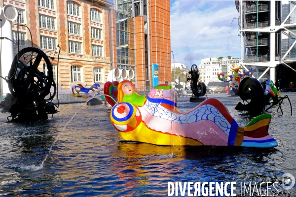 Aprés 18 mois de travaux ,les 16 sculptures de la fontaine Stravinky sont de retour dans leur bassin
