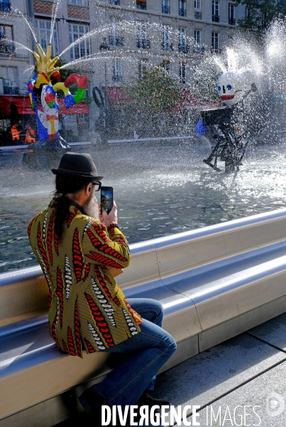 Aprés 18 mois de travaux ,les 16 sculptures de la fontaine Stravinky sont de retour dans leur bassin
