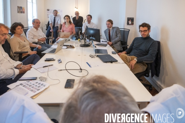 L équipe de rédaction de La Tribune dimanche. Dernière conférence de redaction avant la sortie en kiosque du tout premier numéro.