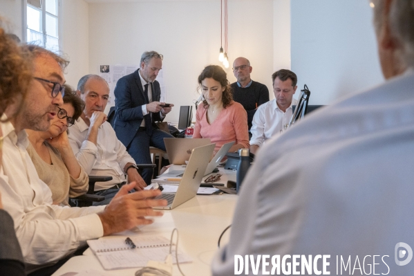 L équipe de rédaction de La Tribune dimanche. Dernière conférence de redaction avant la sortie en kiosque du tout premier numéro.