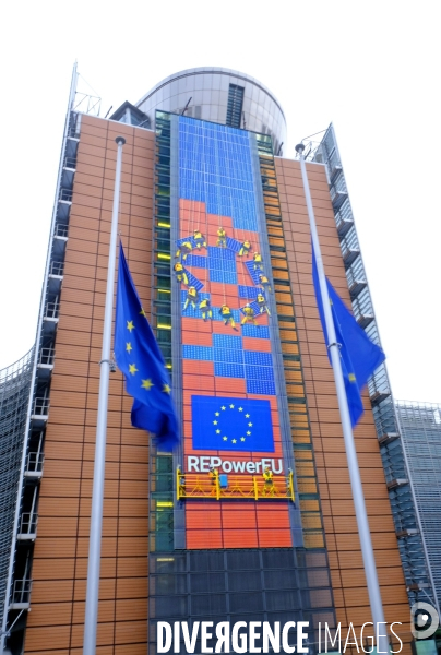 Le Berlaymont, bâtiment de la commission européenne affiche, REpowerEU, un plan de relance pour l  Europe de l énergie