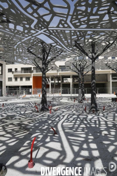 L’ombrière métallique « La carte, A l’ombre de la ville » imaginée par Leandro Erlich sur la place Marie-de-Gournay du nouveau quartier Belvédère à Bordeauxa