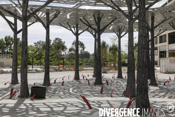 L’ombrière métallique « La carte, A l’ombre de la ville » imaginée par Leandro Erlich sur la place Marie-de-Gournay du nouveau quartier Belvédère à Bordeauxa