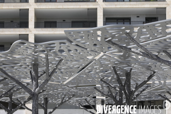 L’ombrière métallique « La carte, A l’ombre de la ville » imaginée par Leandro Erlich sur la place Marie-de-Gournay du nouveau quartier Belvédère à Bordeauxa