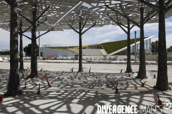 L’ombrière métallique « La carte, A l’ombre de la ville » imaginée par Leandro Erlich sur la place Marie-de-Gournay du nouveau quartier Belvédère à Bordeauxa