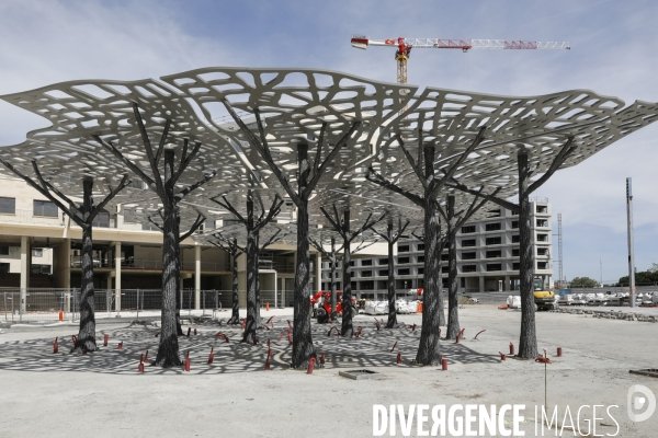 L’ombrière métallique « La carte, A l’ombre de la ville » imaginée par Leandro Erlich sur la place Marie-de-Gournay du nouveau quartier Belvédère à Bordeauxa