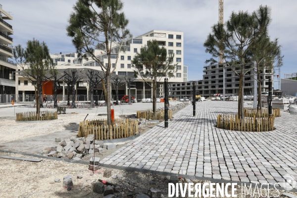 L’ombrière métallique « La carte, A l’ombre de la ville » imaginée par Leandro Erlich sur la place Marie-de-Gournay du nouveau quartier Belvédère à Bordeauxa