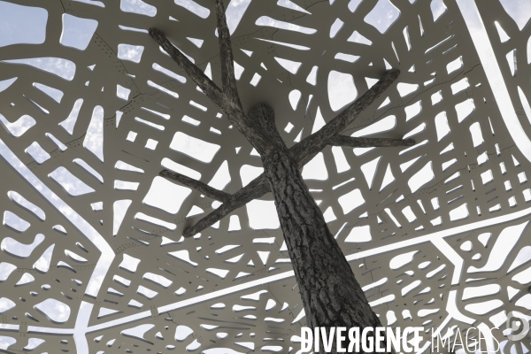 L’ombrière métallique « La carte, A l’ombre de la ville » imaginée par Leandro Erlich sur la place Marie-de-Gournay du nouveau quartier Belvédère à Bordeauxa