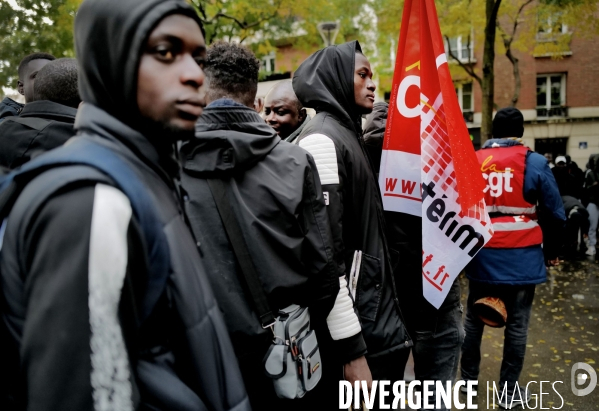 Rassemblement de travailleurs sans papiers devant la la direction générale des étrangers en france