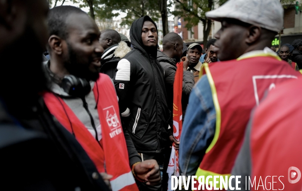 Rassemblement de travailleurs sans papiers devant la la direction générale des étrangers en france