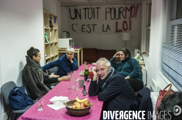 Le depute charles fournier loge dans sa permanence des familles sans abris.