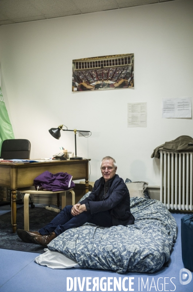 Le depute charles fournier loge dans sa permanence des familles sans abris.