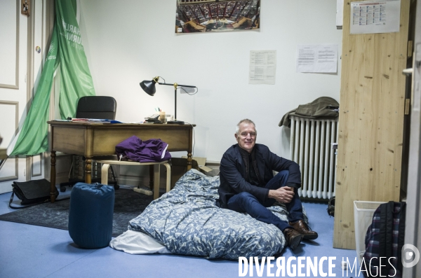 Le depute charles fournier loge dans sa permanence des familles sans abris.