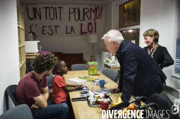 Le depute charles fournier loge dans sa permanence des familles sans abris.