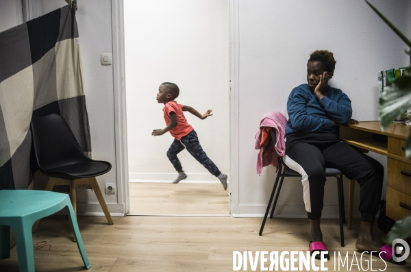 Le depute charles fournier loge dans sa permanence des familles sans abris.