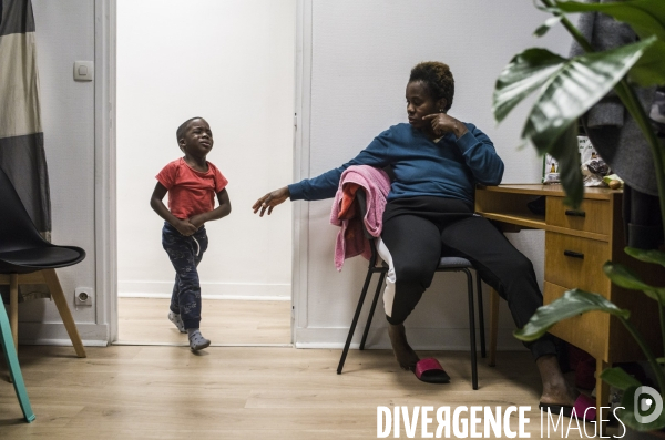 Le depute charles fournier loge dans sa permanence des familles sans abris.