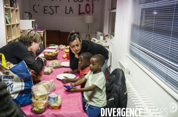 Le depute charles fournier loge dans sa permanence des familles sans abris.