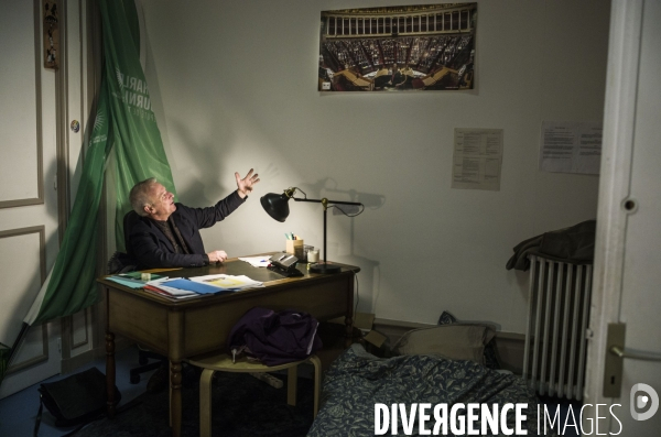 Le depute charles fournier loge dans sa permanence des familles sans abris.