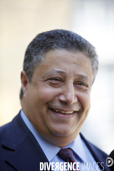 Yazid Sabeg remet son rapport sur la promotion de la diversité au président de la république