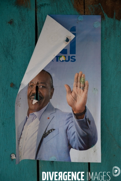 Ali Bongo. Les restes d affiches de la campagne présidentielle.