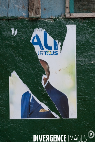 Ali Bongo. Les restes d affiches de la campagne présidentielle.
