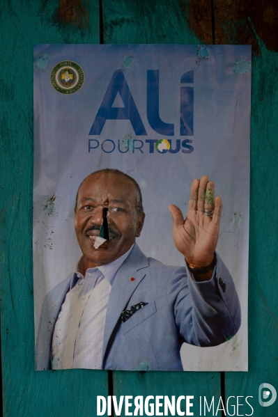 Ali Bongo. Les restes d affiches de la campagne présidentielle.