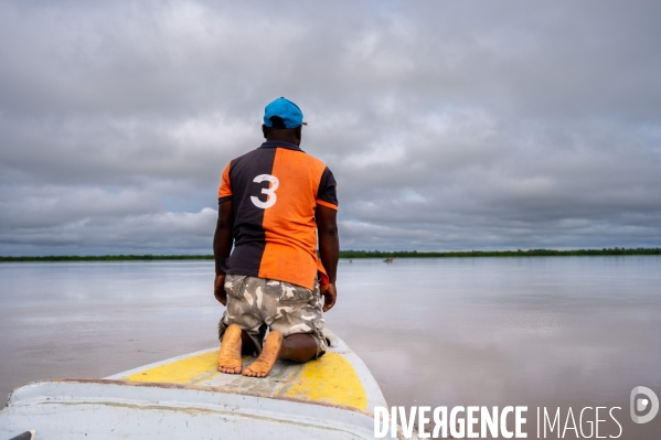 Gabon. Navigation sur le fleuve Ogooué.