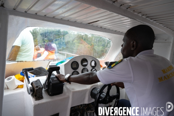 Gabon. Navigation sur le fleuve Ogooué.