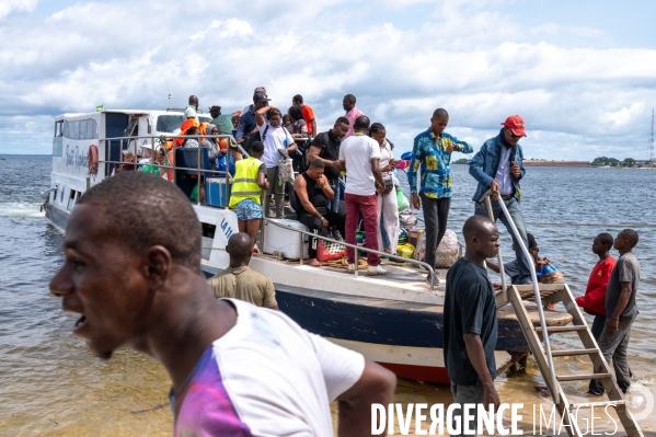 Gabon. Navigation sur le fleuve Ogooué.