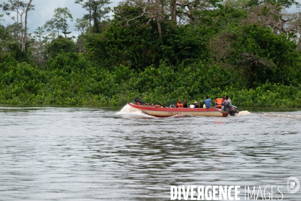 Gabon. Navigation sur le fleuve Ogooué.