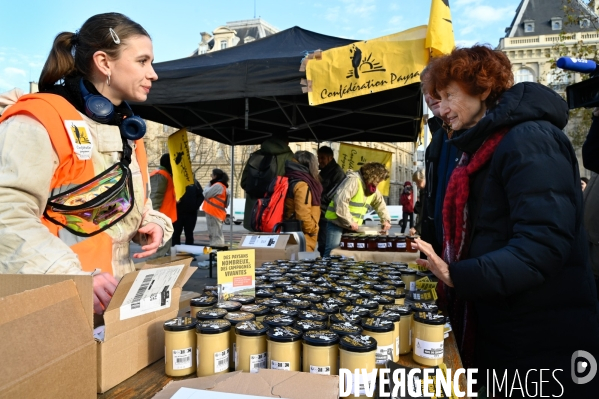 Les apicultrices et apiculteurs en colère manifestent à Paris pour demander des prix rémunérateurs en apiculture.