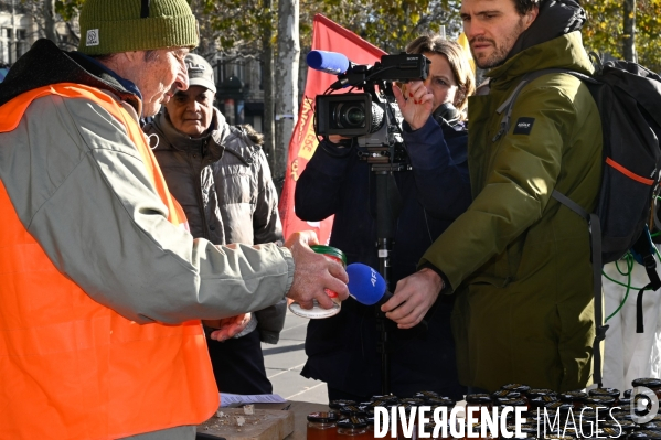 Les apicultrices et apiculteurs en colère manifestent à Paris pour demander des prix rémunérateurs en apiculture.