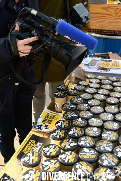 Les apicultrices et apiculteurs en colère manifestent à Paris pour demander des prix rémunérateurs en apiculture.