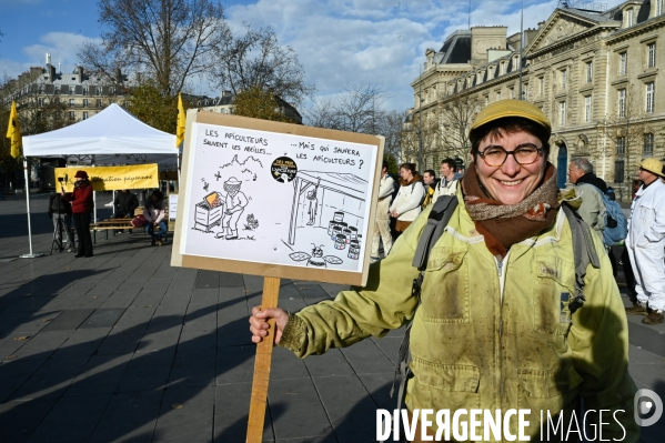 Les apicultrices et apiculteurs en colère manifestent à Paris pour demander des prix rémunérateurs en apiculture.