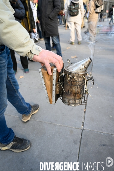 Les apicultrices et apiculteurs en colère manifestent à Paris pour demander des prix rémunérateurs en apiculture.