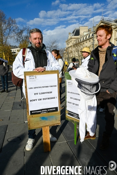 Les apicultrices et apiculteurs en colère manifestent à Paris pour demander des prix rémunérateurs en apiculture.