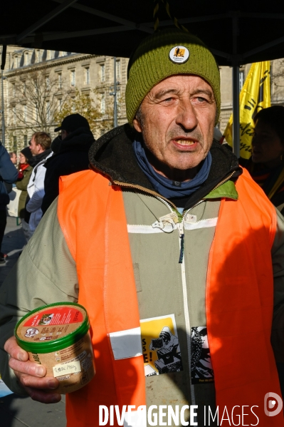 Les apicultrices et apiculteurs en colère manifestent à Paris pour demander des prix rémunérateurs en apiculture.