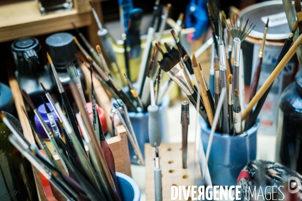Portrait du dessinateur Francois Place (Placé) dans son atelier.