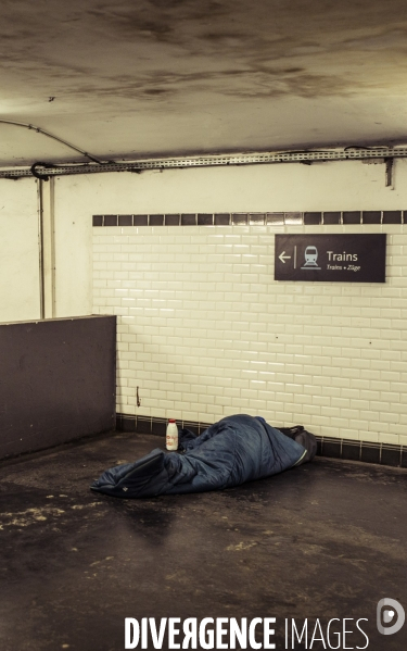 Un sdf endormi dans le metro