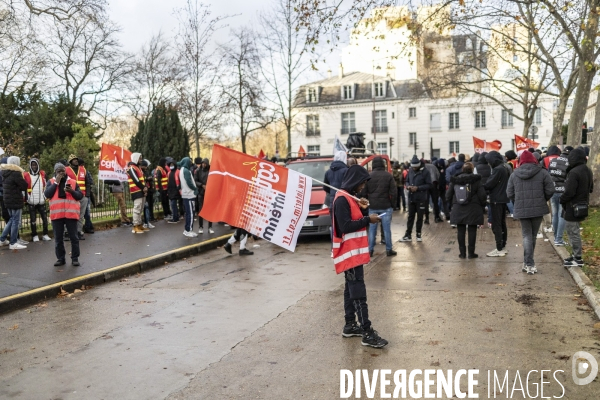 Rassemblement de travailleurs sans papiers devant le ministere du travail