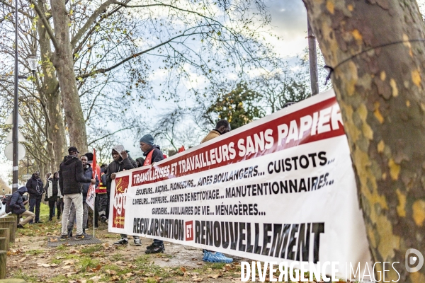 Rassemblement de travailleurs sans papiers devant le ministere du travail