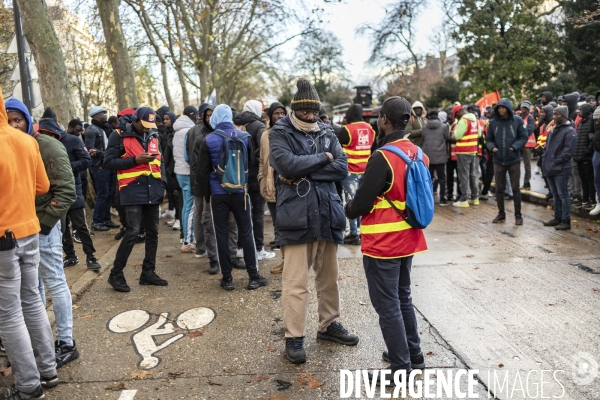 Rassemblement de travailleurs sans papiers devant le ministere du travail