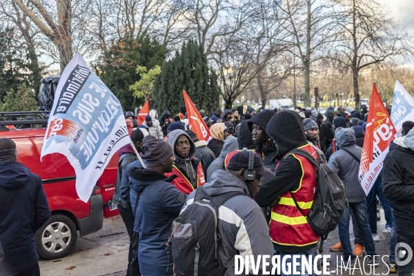 Rassemblement de travailleurs sans papiers devant le ministere du travail