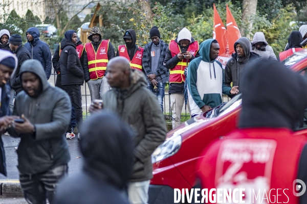 Rassemblement de travailleurs sans papiers devant le ministere du travail
