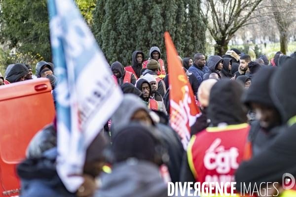 Rassemblement de travailleurs sans papiers devant le ministere du travail