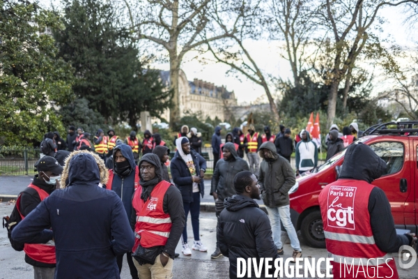 Rassemblement de travailleurs sans papiers devant le ministere du travail